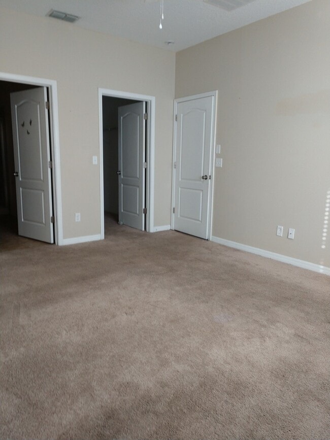 Building Photo - Spacious 3 bedroom, 2 bath corner unit.