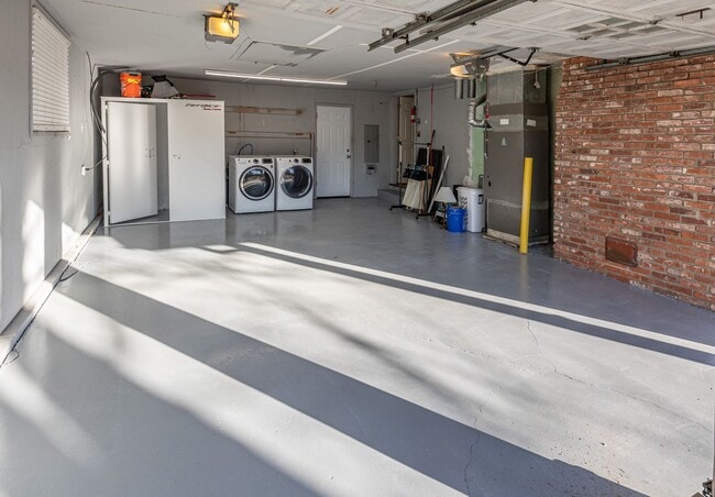 Building Photo - 3-Bed Midtown Home, Large Fenced Yard With Pool