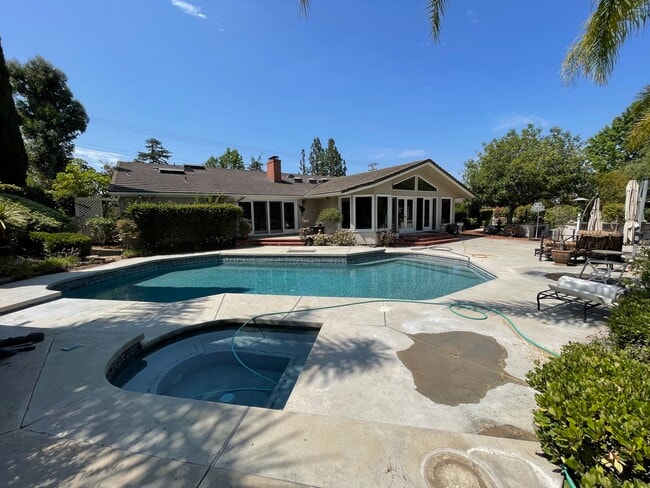 Building Photo - 19077 Oriente Dr