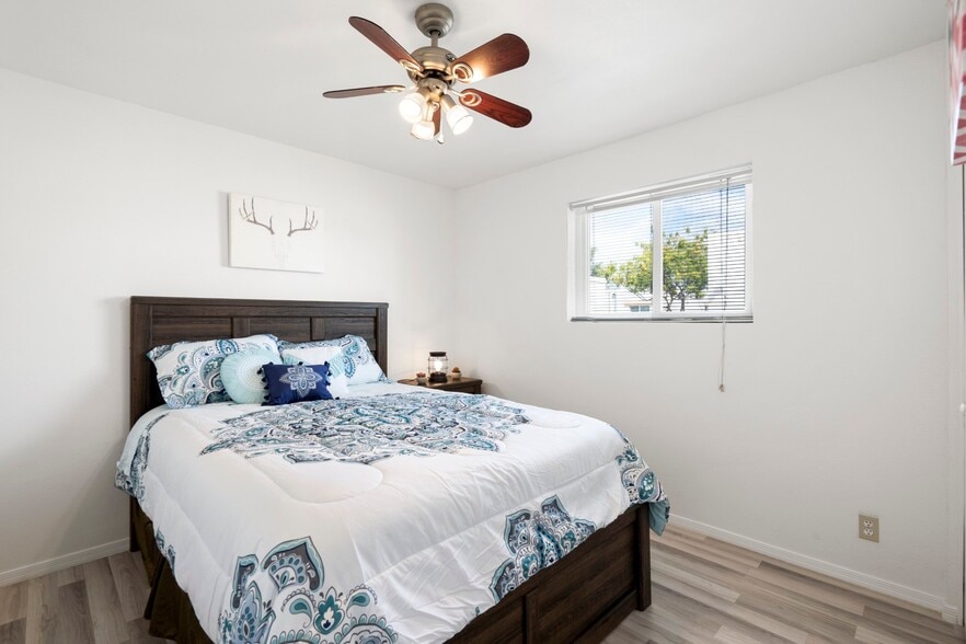 Building Photo - 8066 E Oak St