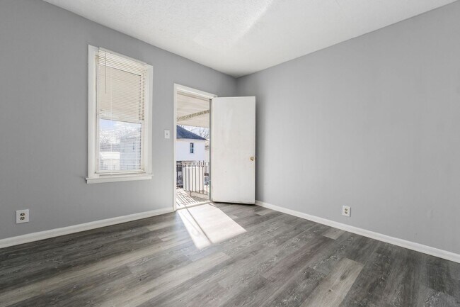 Building Photo - Freshly Updated Townhome Apartment!