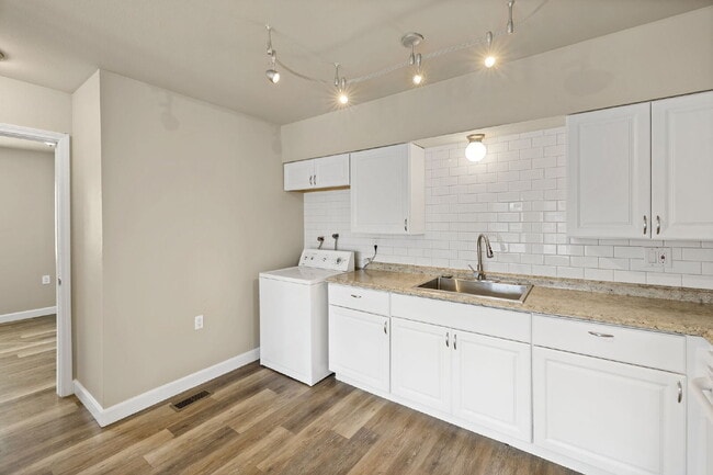 Building Photo - 404 Sunny Ln