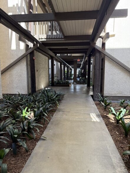 Building Photo - 9125 Marina Pacifica Dr N