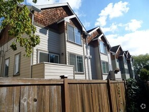 Building Photo - Fabulous 3 Bedroom Townhome with Attached ...