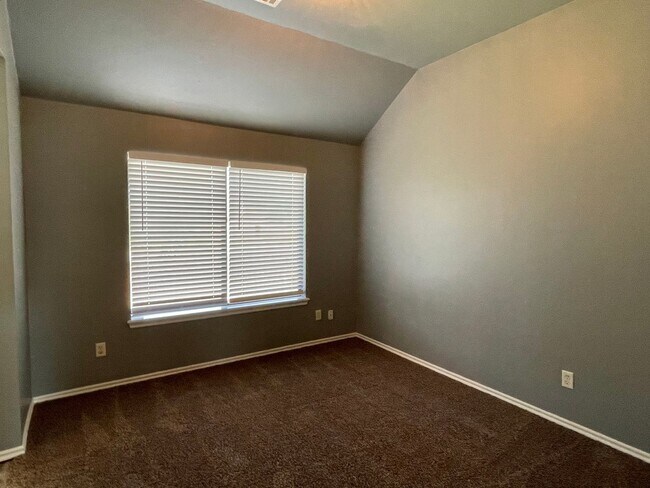 Building Photo - Large 3 Bed 3 Bath Home with an Office in ...