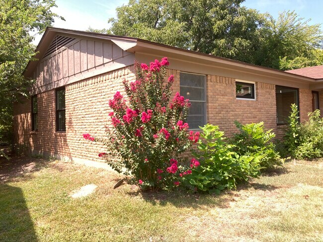 Building Photo - 1704 W Birge St