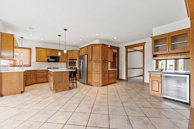 Building Photo - 552 Waters Edge Dr