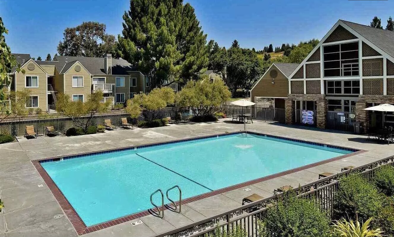 Lovely swimming pool with attached Spa and Sauna - 140 Reflections Dr