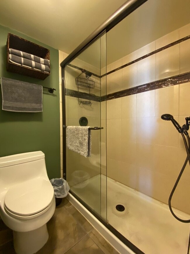 Building Photo - AVAILABLE NOW! LOVELY 1 Bed 2 Bath Condo i...