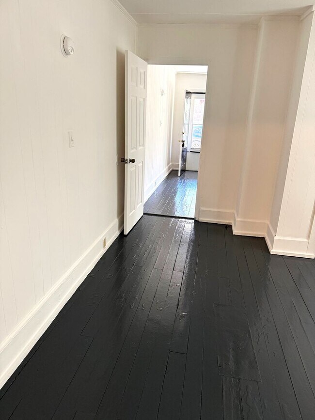 Building Photo - 1500 W 4th St