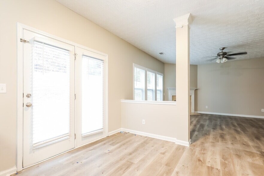 Building Photo - 2390 Village Green Dr