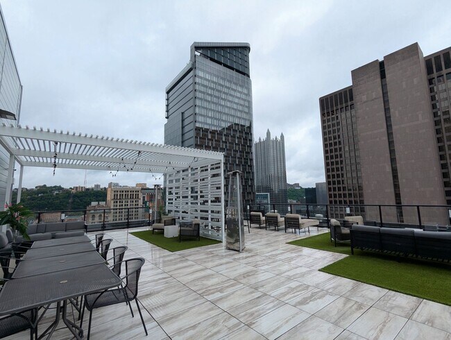 Building Photo - Stunning Downtown 1 Bedroom Condo at The L...