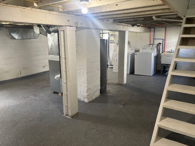 Building Photo - Charming 3-Bedroom Property in Prime Location