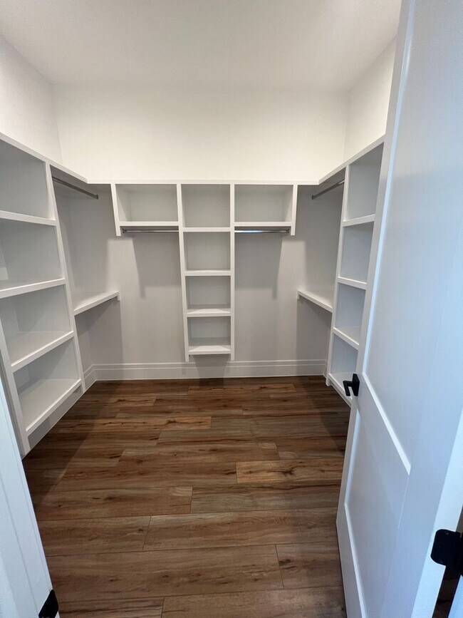 Building Photo - Beautiful 4 Bedroom, 4 Bathroom Home in Th...