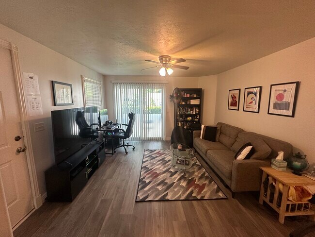 Primary Photo - 2465 450 S