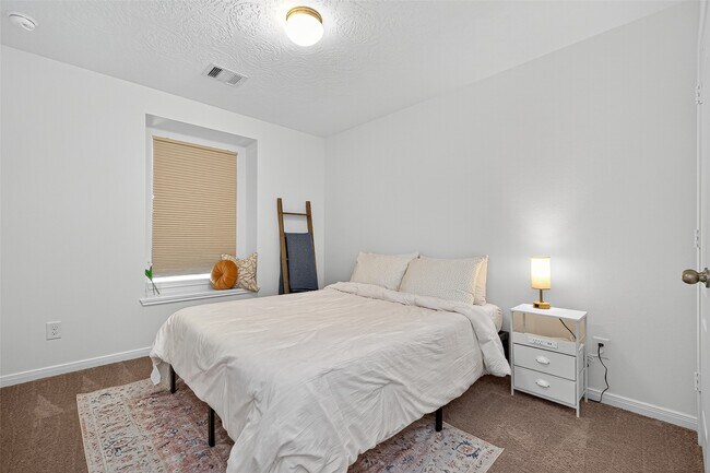 Building Photo - 15510 Birchdale Dr