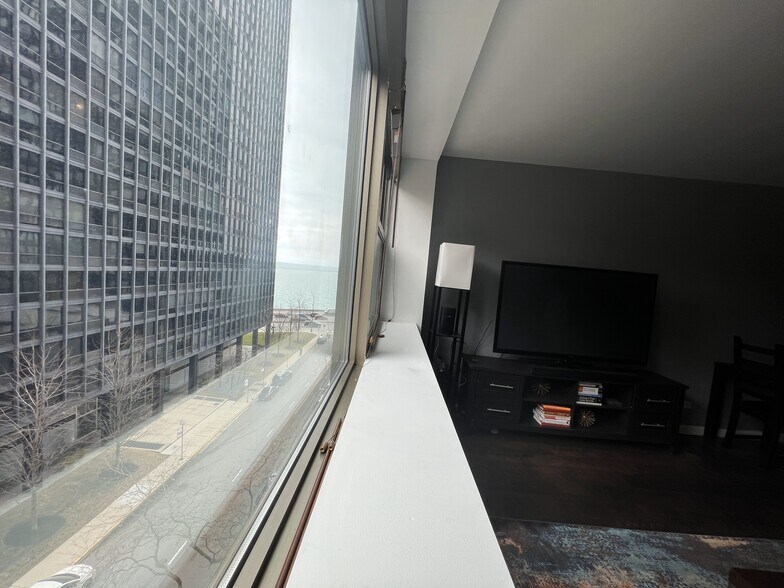 Building Photo - 253 E Delaware Pl