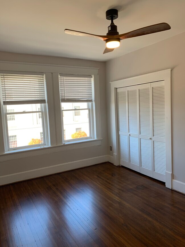 Building Photo - 400 E Washington St