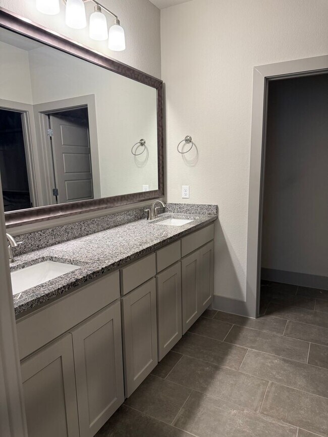 Building Photo - 3/2/2 Open concept and conveniently located for commuters