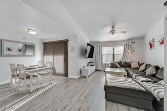 Building Photo - 555 E Silverado Ranch Blvd