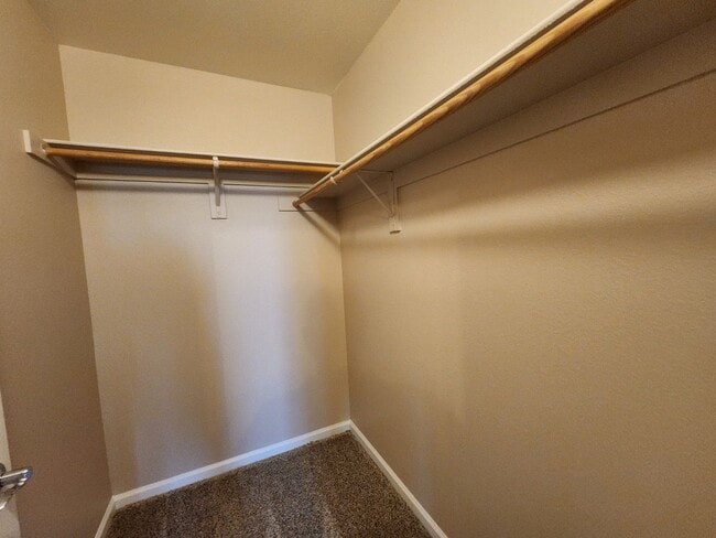 Building Photo - Great Park Ave Condo Unit!