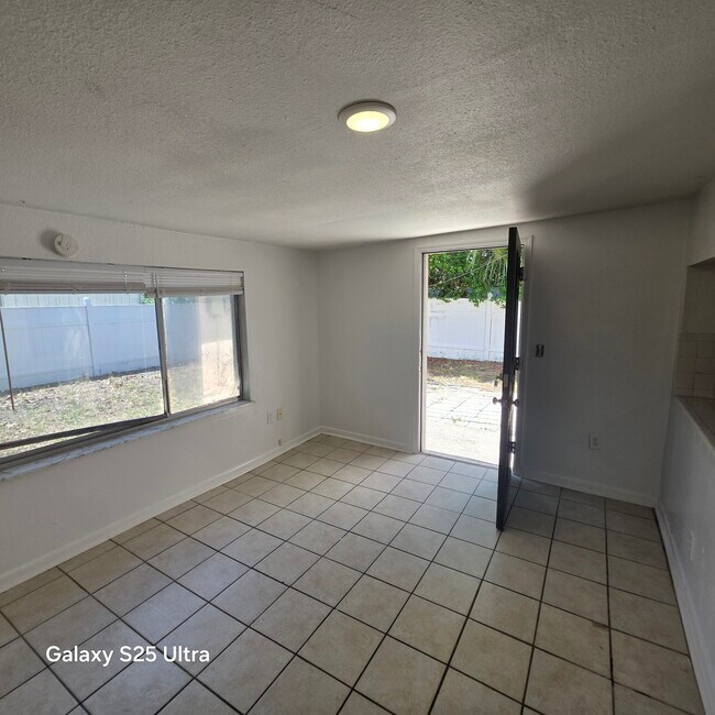 Building Photo - 3302 Bainbridge Dr