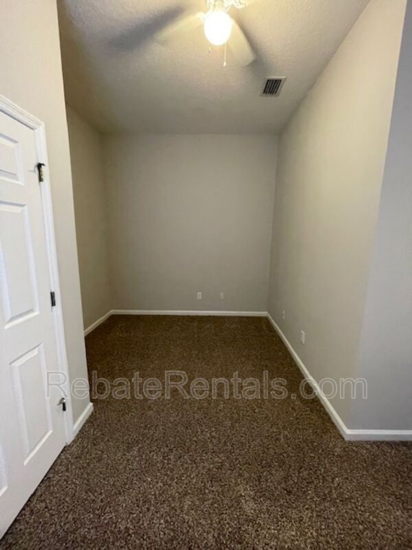 Building Photo - 13026 Sunset Lake Dr