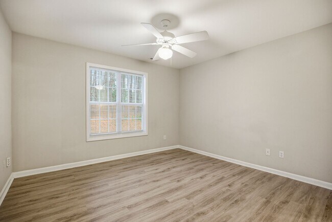 Building Photo - 3 Bedroom 2 Bath