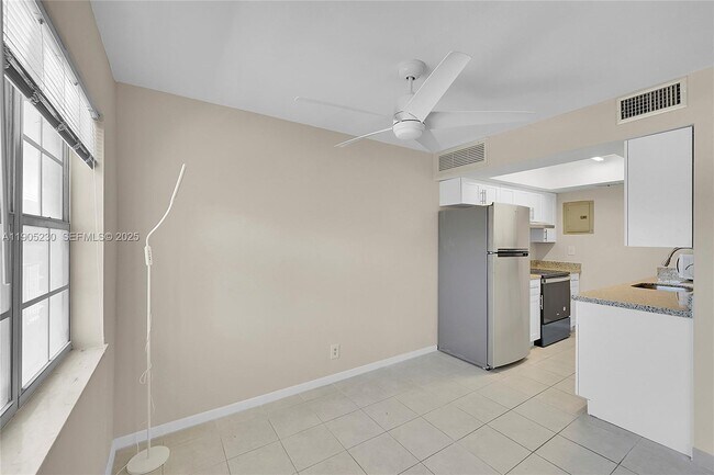 Building Photo - 3217 NE 11th St