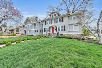 Building Photo - Gorgeous East Crestwood Home