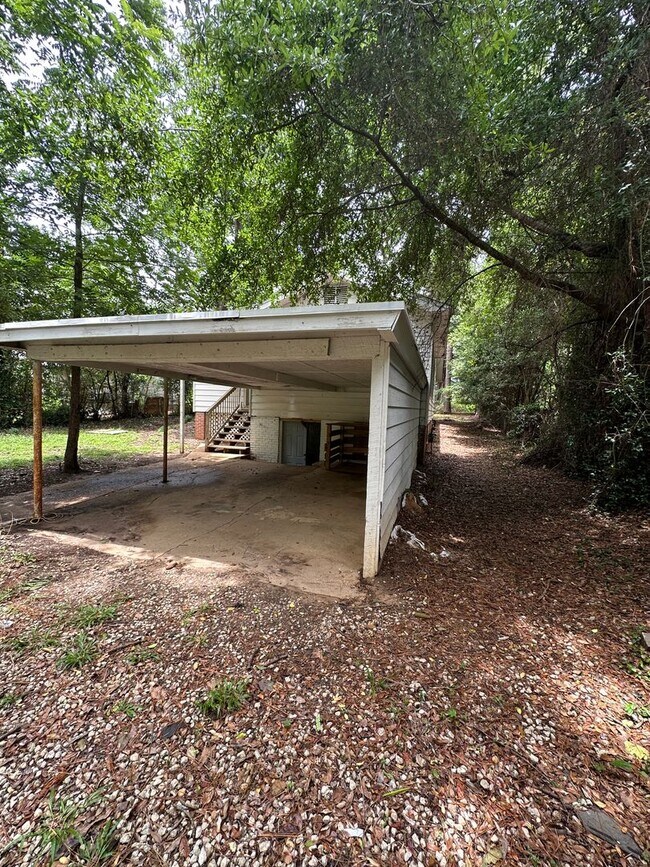Building Photo - 4 Bed 2 Bath House with Bonus Room and Fen...