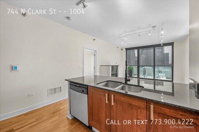 Building Photo - 744 N Clark St