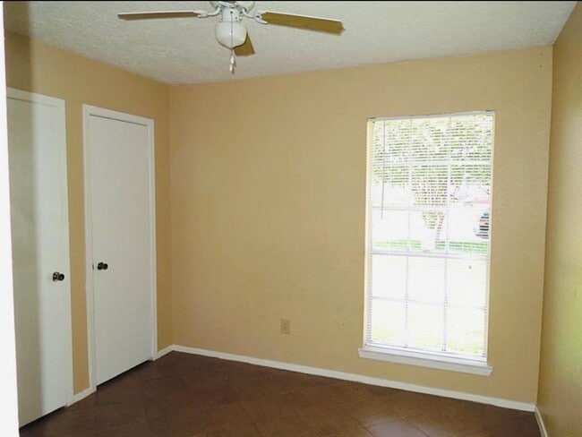 Building Photo - 7015 Sharpsburg Dr
