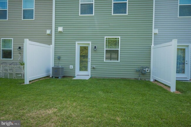 Building Photo - 417 Creekbed Cir