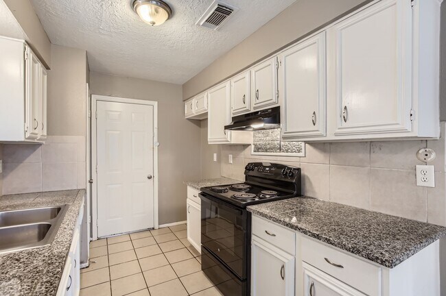 Building Photo - 5607 Circlegate Dr