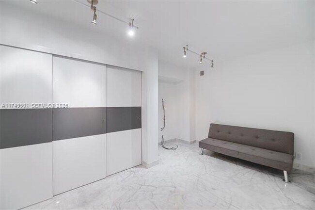 Building Photo - 19195 NE 36th Pl