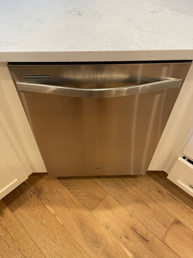 Building Photo - VERY NICELY UPDATED 3 BED, 2 BATHROOM, & 2...