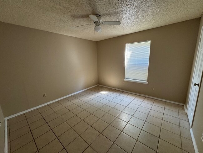 Building Photo - 2010 Cedarhill Dr