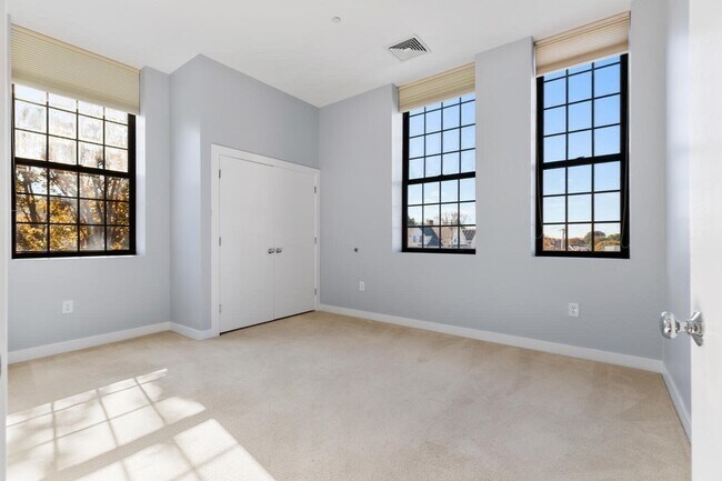 Building Photo - 72 Ashland St