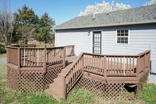 Building Photo - Three Bedroom Home!