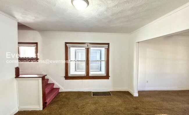 Building Photo - 3 Bed /1 Bath Townhome / Pet-Friendly / Vouchers Accepted / Available Now!