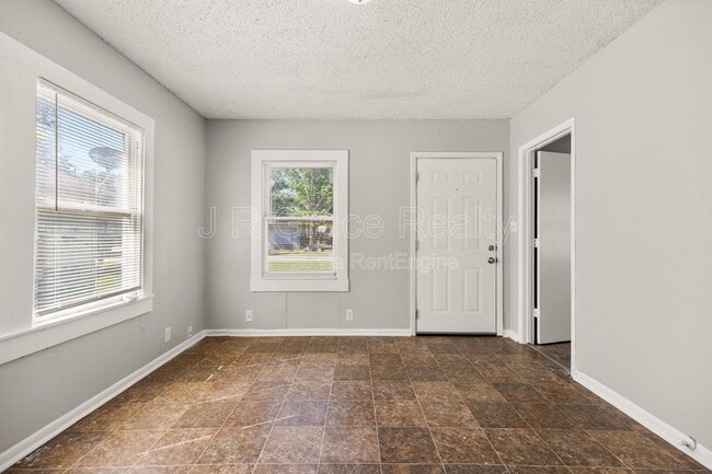 Building Photo - 807 W Sabine St