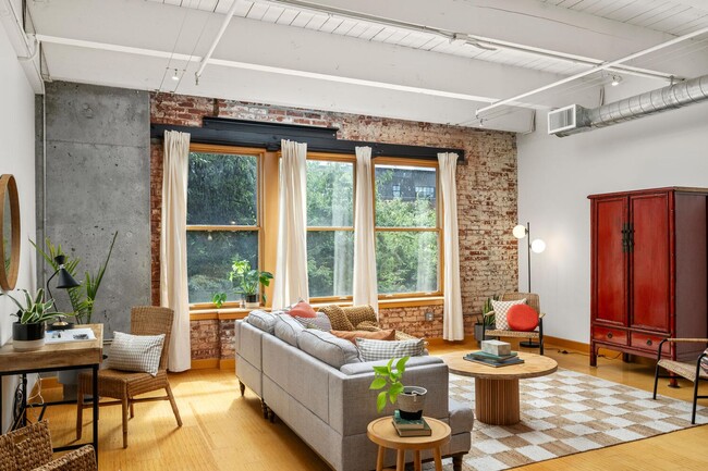 Building Photo - Gorgeous loft in a converted window factor...