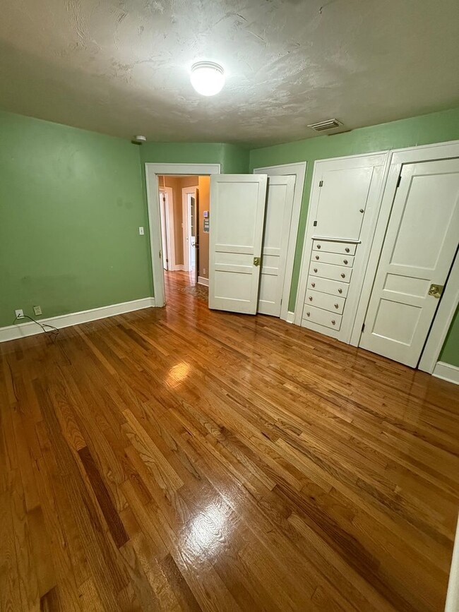 Building Photo - 4/3 House off of Bellevue! Available August 2026!