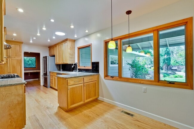 Building Photo - Excellent 3 Bedroom 2 Bath In A Great Neig...