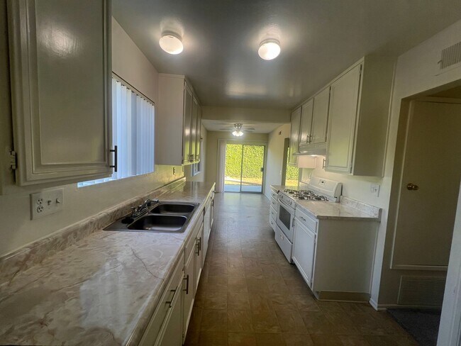 Building Photo - 3 Bedroom 2 Bath Home ,