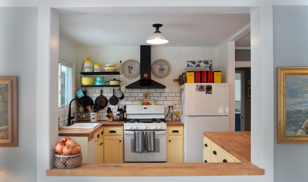 Building Photo - 1343 NY-212