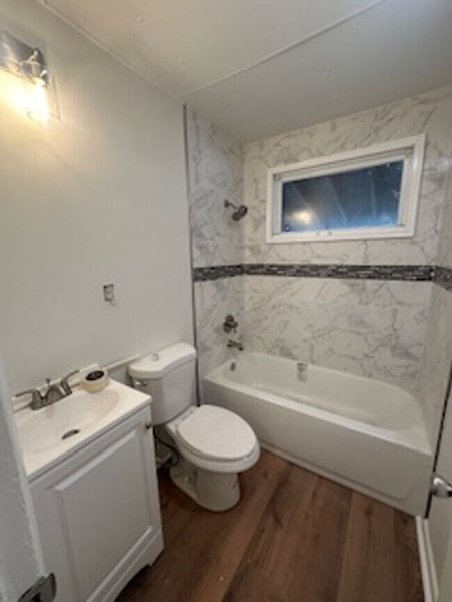Building Photo - Three Bedroom House