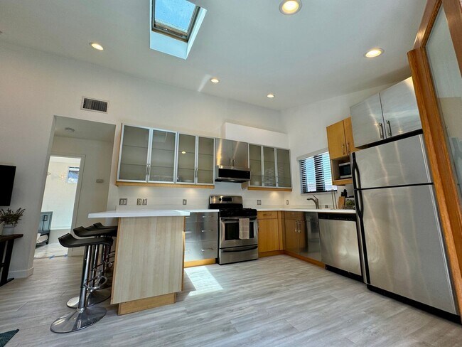 Primary Photo - 330 4th Ave
