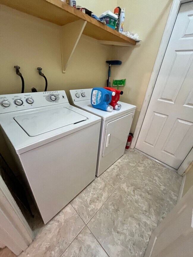 Building Photo - Beautiful rental located in the highly sou...